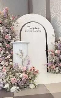 دیزاین گل آرای. دکور گل. دکور پشت عروس