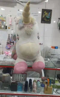 دو عروسک بزرگ که صرفا ب عنوان دکوری استفاده شده