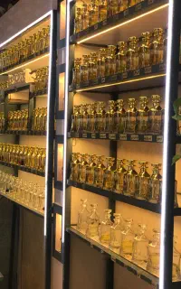 فروشنده خانم عطر ادکلن