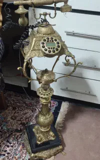 تلفن پایه دار کنار سالنی برنز