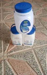 دبه ماست و تعدادی اتصالات لوله فلزی