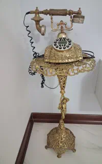 تلفن و میز تلفن برنجی