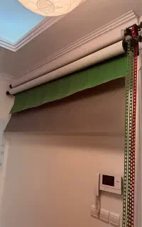 پرده سبز کروماکی و پرده طوسی با پایه دیواری