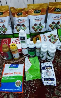 تعدادی کود پتاس و سم تقویتی پودری و مایع