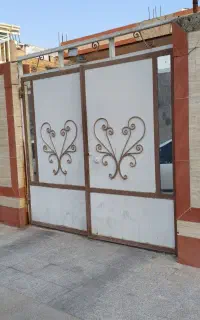 در حیاط ۲/۵ در ۲/۵