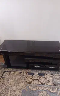 میز تلویزیون شیشه‌ای