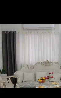 دو تا پرده همراه دوتا والان شبیه هم