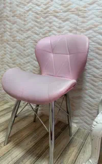 تعدادی لوازم آرایشگاه و کمد