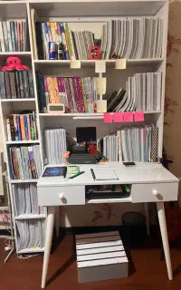 میز تحریر و کتابخانه