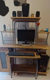 میز کامپیوتر و کتابخانه