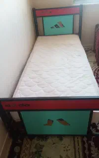 تخت نوجوان