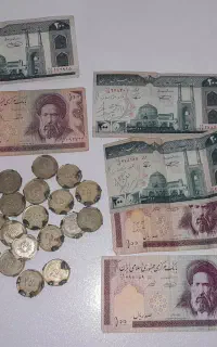 تعدادی اسکناس و سکه قدیمی