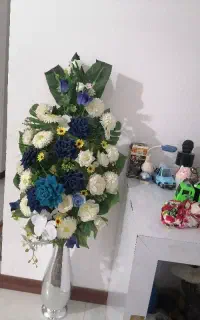 میز کامپیوتر وگلدان نقره ای پایه بلند