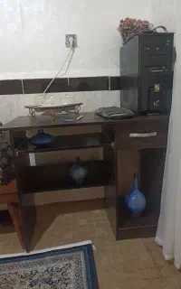 ویولون میز کامپیوتر و گل