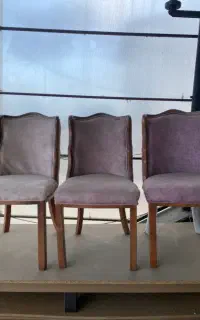 سه عدد صندلی خالی