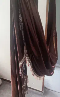 والان کنار پرده ای تکی
