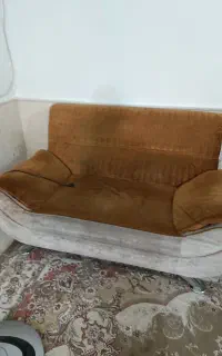 یک عدد فرش سه در سه ونیم یک دست  مبل هفت نفره