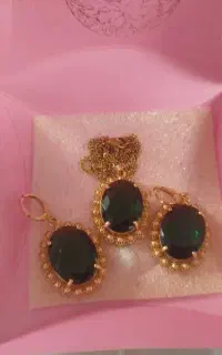 گردن بند و یک جفت گوش واره با نگین سبز