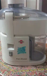 یک دستگاه آب میوه گیری تک کاره