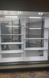 قفسه چوبی ویترین مغازه
