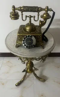 تلفن و میز برنجی بسیار سالم
