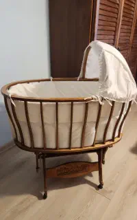 گهواره چوبی نوزاد زیبا تخت کنار مادر
