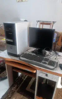 کامپیوتر و میز کامپیوتر و اسپیکر