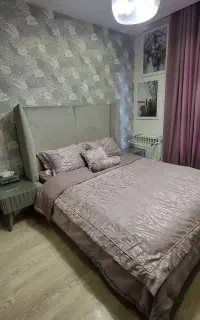 تخت خواب دو نفره همراه پا تختی