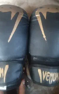 دستکش بوکس و کیسه بوکس بزنتی