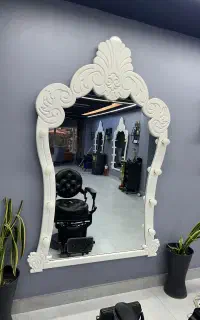آینه با قاب مناسب سالن زیبایی