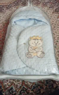یک عدد کفش پاشنه بلندوکیسه خواب نوزاد