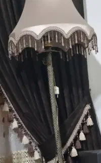چراغ خواب ایستاده کنار سالن
