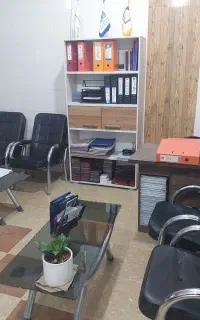 لوازم دفتر شامل میز، صندلی، کمد، مودم