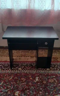 میز کامپیوتر در حد نو