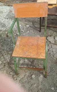 صندلی دانش آموزی نیاز به تعمیر
