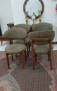 فقط ۴ عدد صندلی است میز نداره