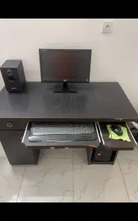 کامپیوتر ب همراه میز