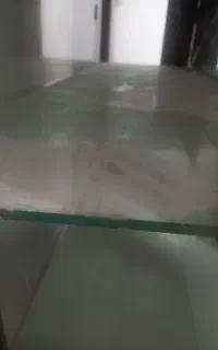 شیشه ی داخل ویترین