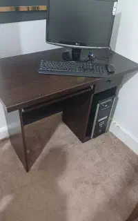 فروش کامپوتر به همراه میز و کتابخانه