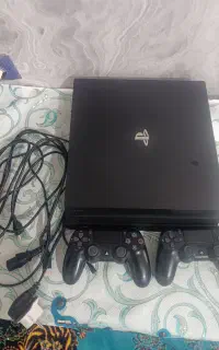 ps4 pro 1t کپی خور در حد نو دو دسته