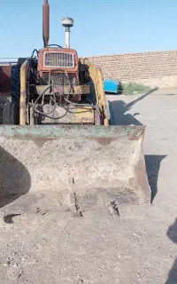 تراکتور رومانی با بیل