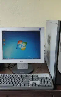 کامپیوتر ۲هسته ۴۰۰۰ رم ۳ ddr2 هارد ۱۶۰ گرافیک ۵۱۲