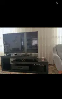 تلویزیون۴۳ترک ریزداره که پنل آن آسیب دیده