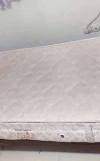 تخت چوبی به همراه تشک و کفی