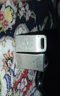 دو عدد فلش یّکی ۱۶ گیگ ویکی ۲ گیگ