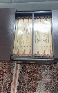 میز جلو مبلی . بازی تخت نرد دارد و روی میز کشویی