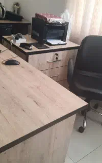 یک عدد صندلی چرخ دار
