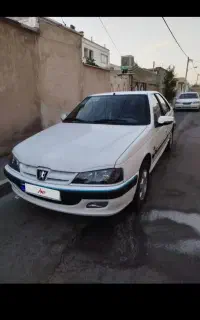 راننده با ماشین سواری