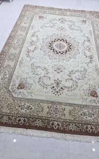 فرش ماشینی ۱۲۰۰شانه ۹متری تمیز