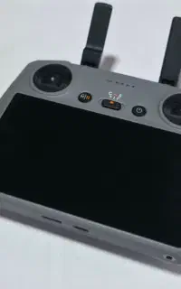 یک دستگاه ریموت RC2 برند DJI